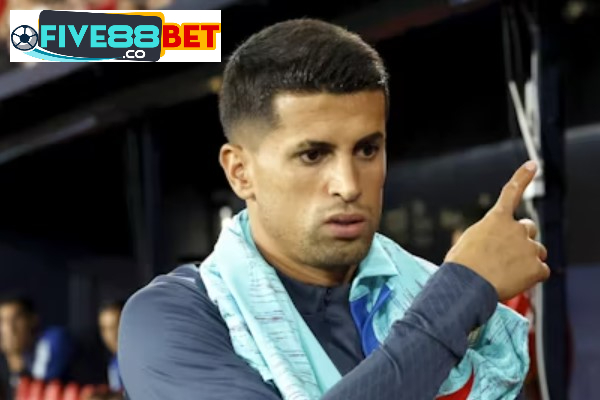 Joao Cancelo 'được phép trở lại bóng đá sau nỗi sợ hãi về sức khỏe'